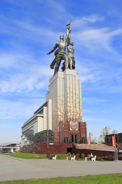 Moscou Rússia Maio 2017 Trabalhadora Monumental Menina Fazenda Coletiva Tempo — Fotografia de Stock