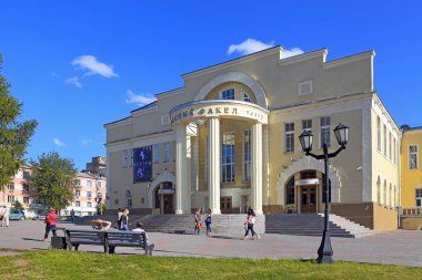 Novosibirsk, Rusya Federasyonu-Temmuz 31, 2015: Devlet Akademik Dram Tiyatrosu kırmızı meşale Lenin Caddesi 19