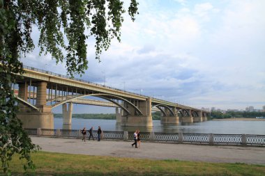 Novosibirsk, Rusya Federasyonu-Temmuz 10, 2011: Oktyabrsky (belediye) köprü Ob Nehri