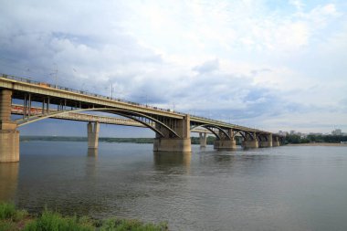 Novosibirsk, Rusya Federasyonu-Temmuz 10, 2011: Oktyabrsky (belediye) köprü Ob Nehri