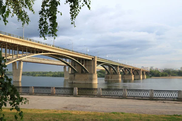 Novossibirsk Russie Juillet 2011 Pont Oktyabrsky Municipal Sur Rivière — Photo