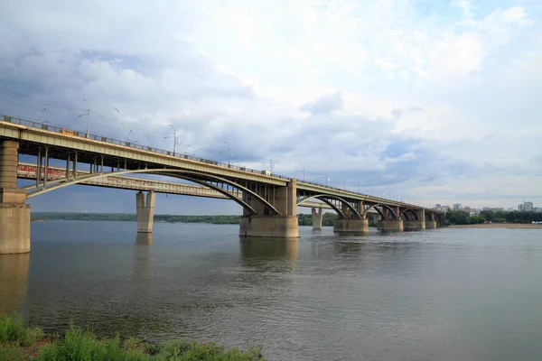 Novosibirsk Rusko Červenec 2011 Oktyabrsky Obecní Mostu Přes Řeku — Stock fotografie