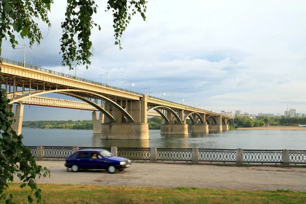 Novosibirsk Rusko Červenec 2011 Oktyabrsky Obecní Mostu Přes Řeku — Stock fotografie