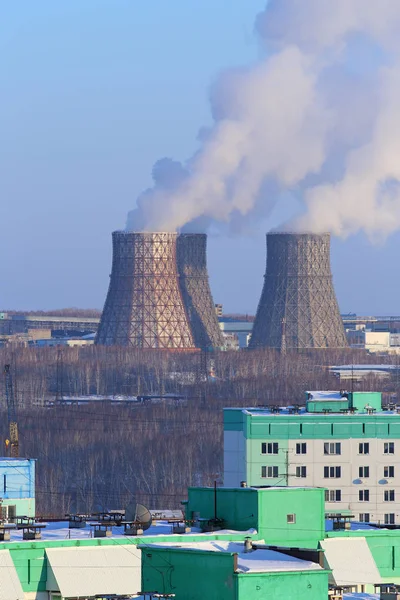 Veduta della centrale termoelettrica in una giornata invernale a Nov. — Foto Stock