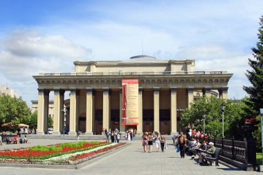 Novosibirsk, Rusya Federasyonu-Temmuz 05, 2008: İzmir Devlet Opera ve Bale Tiyatrosu gün güneşli yaz