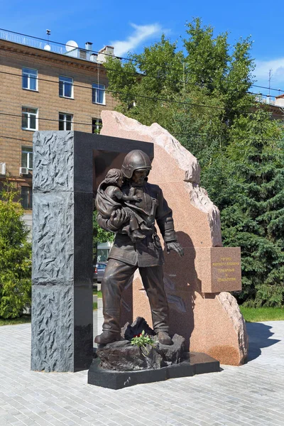 Novosibirsk Oroszország Július 2015 Emlékmű Hősök Béke Ideje Hogy Tűzoltók — Stock Fotó