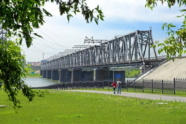 ノヴォシビルスク ロシア 2014 川鉄道橋 — ストック写真