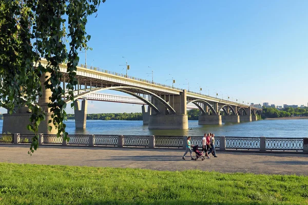 Novossibirsk Russie Juillet 2015 Pont Oktyabrsky Municipal Sur Rivière — Photo
