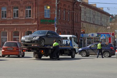 Novosibirsk, Rusya Federasyonu-Nisan 26, 2017: araba park ihlal nedeniyle çekici üzerine yüklendiğinde bir yolcu