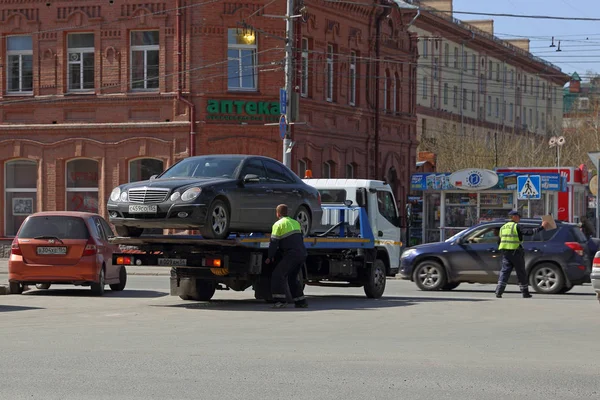 Novosibirsk Rusko Duben 2017 Osobní Auto Naloženo Odtahovku Kvůli Parkování — Stock fotografie