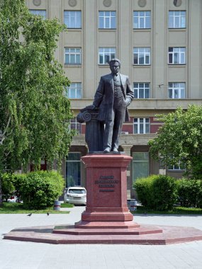 Novosibirsk, Rusya Federasyonu-13 Haziran 2014: Andrey Kryachkov Sverdlov kare üzerinde mimar için anıt