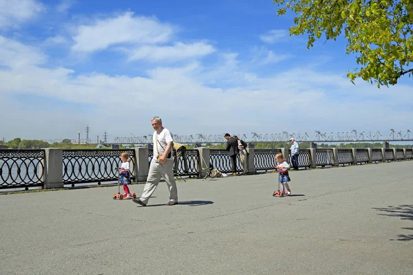 Novossibirsk Russie Juin 2014 Grand Père Marche Avec Deux Jumelles — Photo