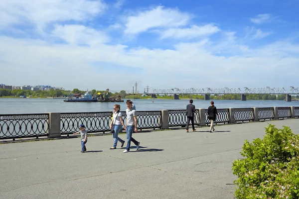 ノヴォシビルスク ロシア 2014 川堤防沿いの若い家族散歩 — ストック写真