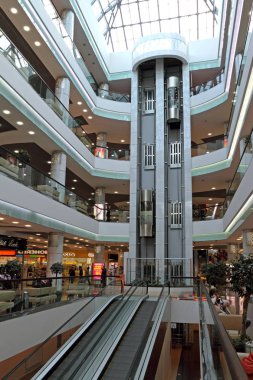 Novosibirsk, Rusya Federasyonu-Mart 21, 2012: iç Karl Marx kare üzerinde Sun City alışveriş merkezinin