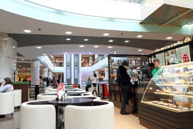 Novosibirsk, Rusya Federasyonu-Mart 21, 2012: iç Karl Marx kare üzerinde Sun City alışveriş merkezinin