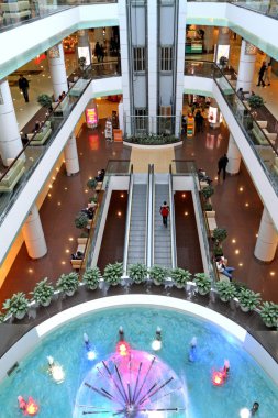Novosibirsk, Rusya Federasyonu-Mart 21, 2012: iç Karl Marx kare üzerinde Sun City alışveriş merkezinin