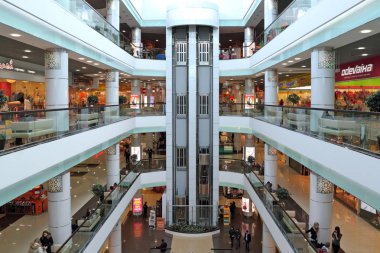 Novosibirsk, Rusya Federasyonu-Mart 21, 2012: iç Karl Marx kare üzerinde Sun City alışveriş merkezinin