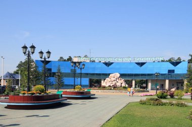 Novosibirsk, Rusya Federasyonu-Ağustos 01, 2011: kare ve hayvanat bahçesi yaz gününde girişinde