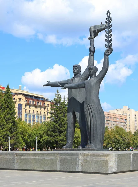Novosibirsk Russia July 2015 Sculptural Composition Summer Day Lenin Square — Stock Photo, Image