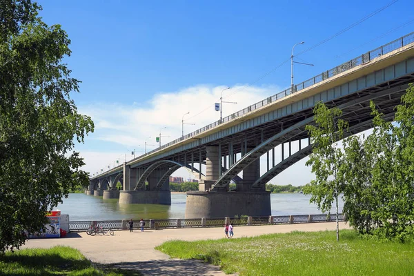 Novosibirsk Rusko Červen 2014 Oktyabrsky Obecní Mostu Přes Řeku — Stock fotografie