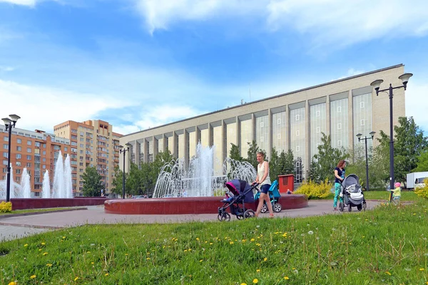 ロシア Gpntb の州立公共の科学的および技術的な図書館の背景に車椅子とノボシビルスク ロシア 2014 — ストック写真