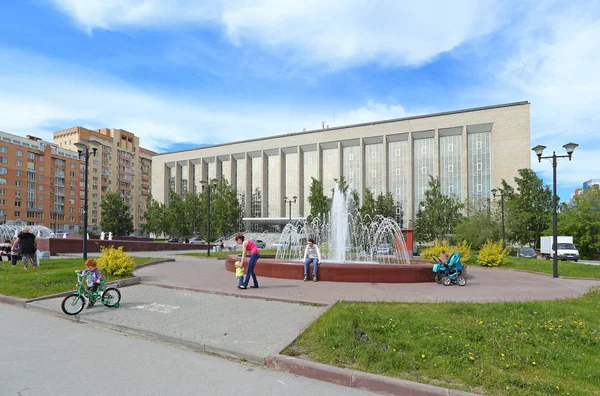 ノヴォシビルスク ロシア 2014 親ロシア Gpntb の州立公共の科学的および技術的な図書館の背景で子供の散策 — ストック写真