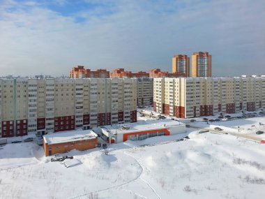 Novosibirsk, Rusya Federasyonu-Şubat 14, 2016: görünümünden evi yüksekliğini Vısotskiy Caddesi üzerinde bir kış gününde