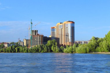 Novosibirsk, Rusya Federasyonu-Temmuz 31, 2015: yeni konut inşaat Ob Nehri'nin sağ yakasındaki