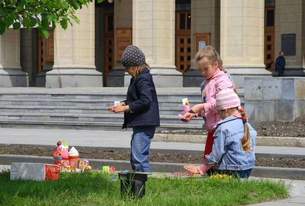 Novosibirsk Rusland Mei 2008 Kinderen Spelen Het Grasveld Buurt Van — Stockfoto
