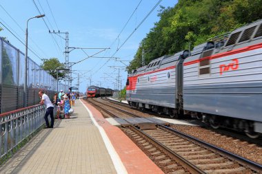 Sochi, Rusya Federasyonu-Ağustos 17, 2013: turist Vardane köy'Karadeniz kıyısında bir tren bekliyor
