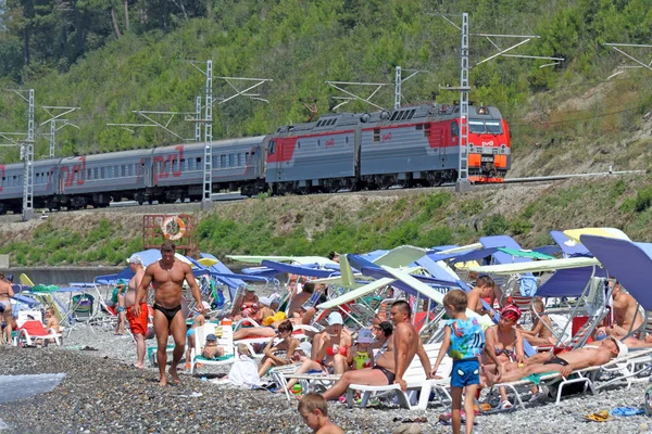 Σότσι Ρωσία Αυγούστου 2013 Τουρίστες Χαλαρώσετε Στις Ακτές Της Μαύρης — Φωτογραφία Αρχείου