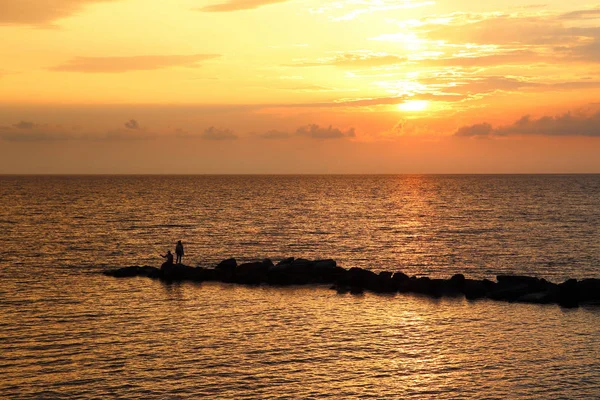 Erkek Kadın Akşamları Karadeniz Üzerinde Balık Tutma — Stok fotoğraf