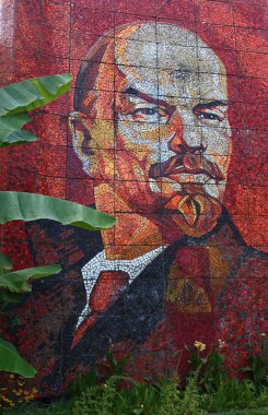 Sochi, Rusya Federasyonu-Ağustos 17, 2013: Mozaik portre Vladimir Ulyanov-Lenin duvardaki
