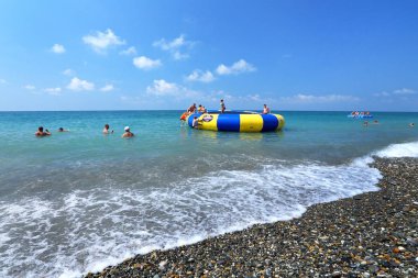 Soçi, Rusya Federasyonu-Ağustos 10, 2013: Karadeniz kıyısındaki çocuk çalış