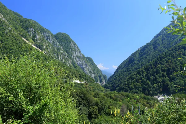 从克拉斯诺达尔地区 Sochi Krasnaya Polyana 公路的观景台上可以看到 Akhtsu 峡谷的景色 — 图库照片