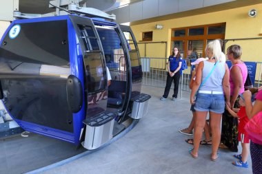 Dağda bir teleferik turu çocuklu yetişkin turist