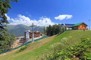 Teleferik ve turistik tesisler Krasnaya Polyana tatil köyü