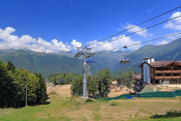 Turistleri teleferik Panoraması arka plan üzerinde binmek.