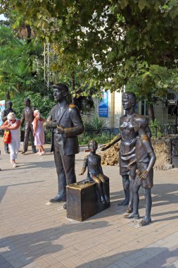Sochi, Rusya Federasyonu-Ağustos 17, 2013: Sovyet komedi elmas yandan temel heykel kompozisyon