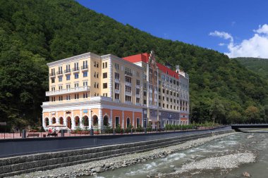 Sochi, Rusya Federasyonu-Ağustos 15, 2013: Rosa Khutor Kayak merkezi Krasnaya Polyana Mzımta Nehri kıyısında