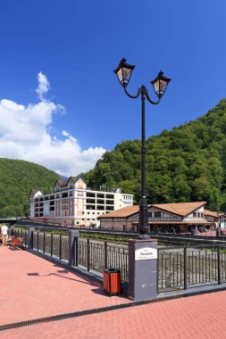 Sochi, Rusya Federasyonu-Ağustos 15, 2013: Rosa Khutor Kayak merkezi Krasnaya Polyana Mzımta Nehri kıyısında