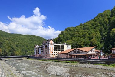 Sochi, Rusya Federasyonu-Ağustos 15, 2013: Rosa Khutor Kayak merkezi Krasnaya Polyana Mzımta Nehri kıyısında