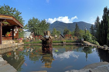 Sochi, Rusya Federasyonu-Ağustos 15, 2013: balık gölet Krasnaya Polyana Yunan courtyard Hotel