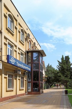 Sochi, Rusya Federasyonu-Ağustos 17, 2013: Transcreditbank Ticaret Bankası yaz günü tatil beldesinde inşa