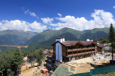 Sochi, Rusya Federasyonu-Ağustos 15, 2013: Krasnaya Polyana tesislerinde inşaatı 2014 Kış Olimpiyatları için
