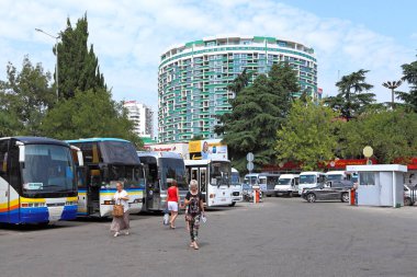 Sochi, Rusya Federasyonu-Ağustos 17, 2013: Tren İstasyonu ile fontlarının otobüs kare