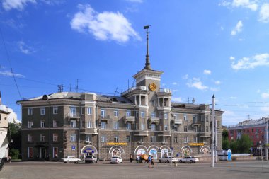 Barnaul, Rusya Federasyonu-Temmuz 17, 2011: Mimari anıt ev Ekim Meydanı'nda bir kulenin altında