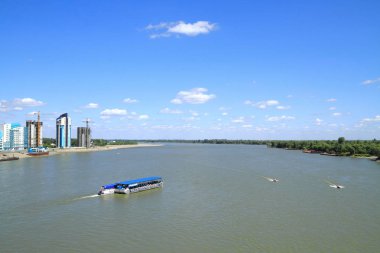 Barnaul, Rusya Federasyonu-Temmuz 30, 2011: gemi Sibirya nehirde Ob yelken turist