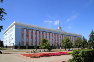 Barnaul, Rusya Federasyonu-Temmuz 30, 2011: Altay Kray Rektörlük Binası gün güneşli yaz