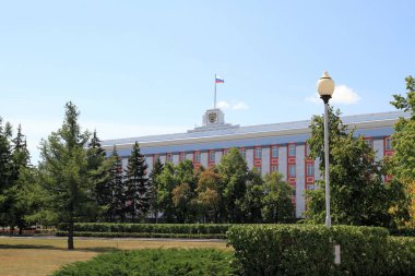 Barnaul, Rusya Federasyonu-Temmuz 30, 2011: Altay Kray Rektörlük Binası gün güneşli yaz
